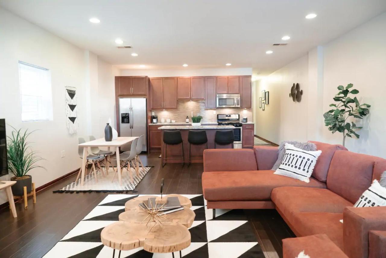 2Br Airy & Tidy Apt With Free Covered Parking - Central Modern Chicago Exterior foto