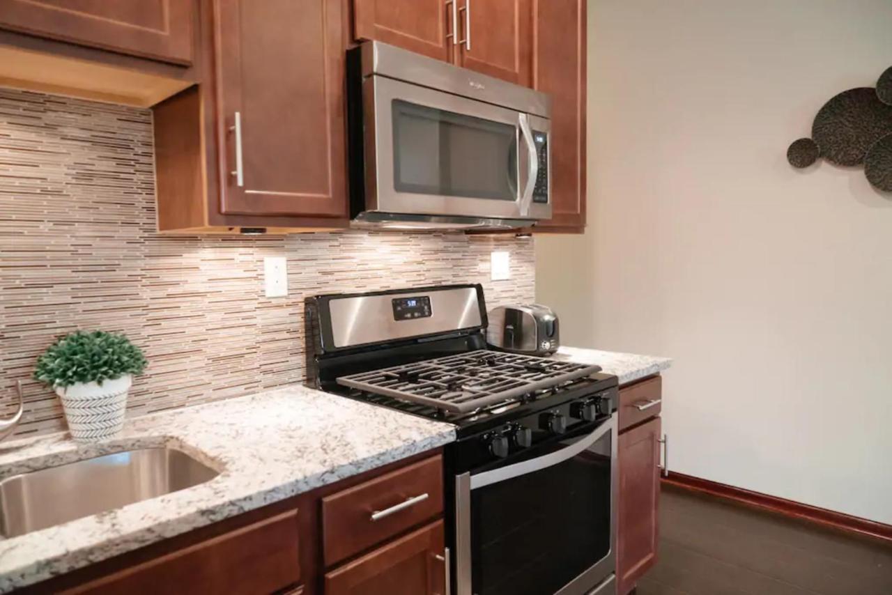 2Br Airy & Tidy Apt With Free Covered Parking - Central Modern Chicago Exterior foto