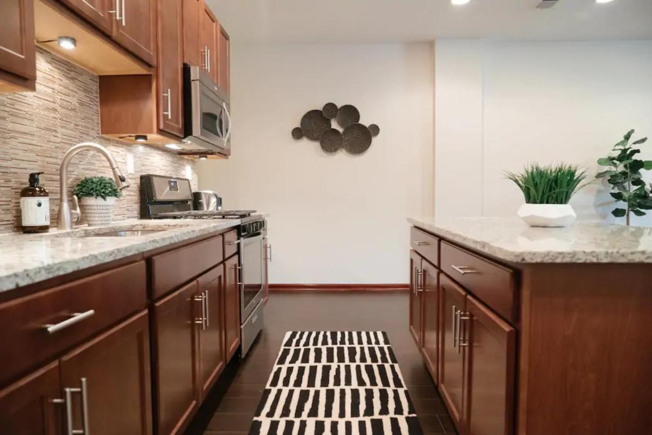 2Br Airy & Tidy Apt With Free Covered Parking - Central Modern Chicago Exterior foto