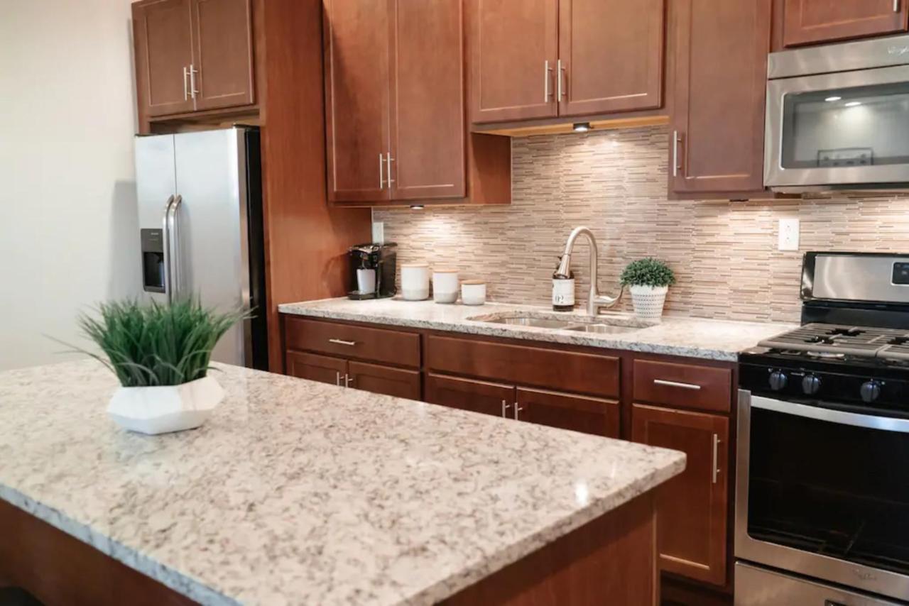 2Br Airy & Tidy Apt With Free Covered Parking - Central Modern Chicago Exterior foto
