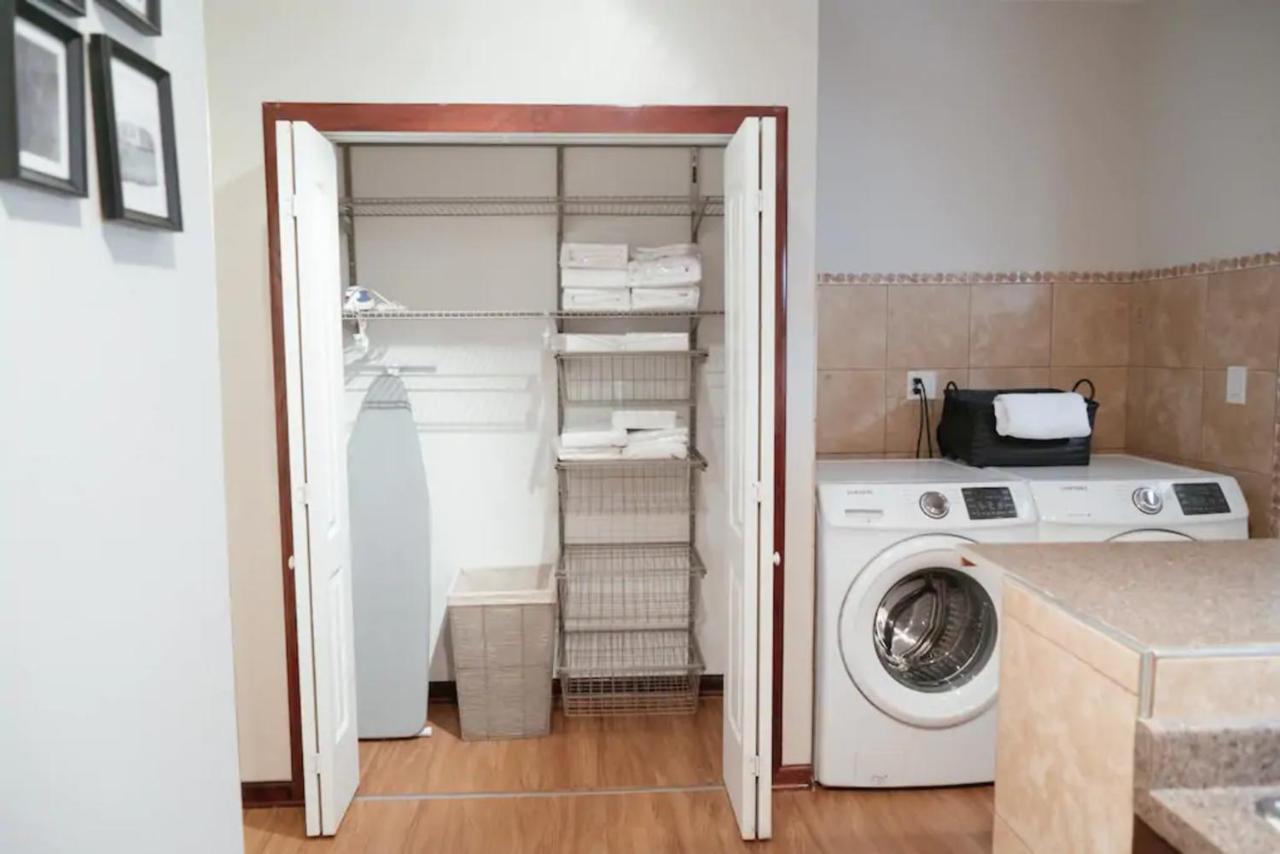2Br Airy & Tidy Apt With Free Covered Parking - Central Modern Chicago Exterior foto
