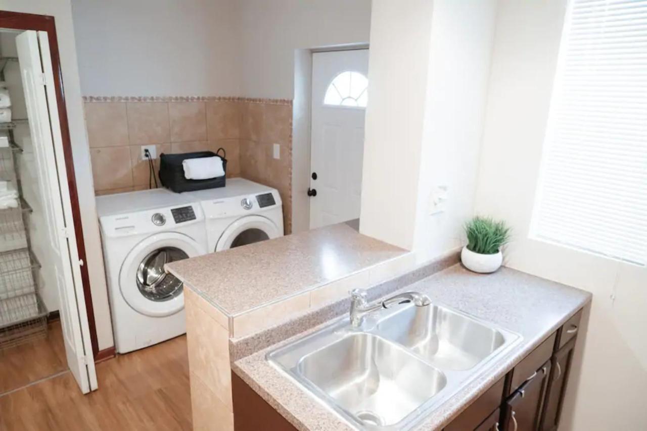 2Br Airy & Tidy Apt With Free Covered Parking - Central Modern Chicago Exterior foto